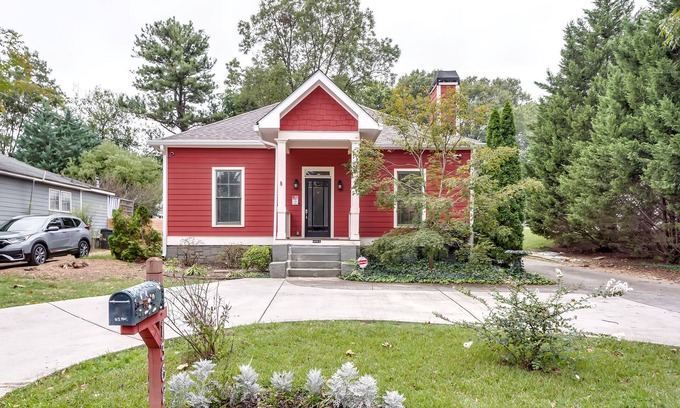 Eagan Park Casa | Amazing, remodeled, charming getaway w/ swimming pool, close to fun and dining!