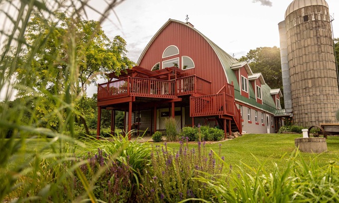 Briggsville Casa | Amazing Renovated Dairy Barn-Spacious Kitchen/Living Room/Minutes to Dells