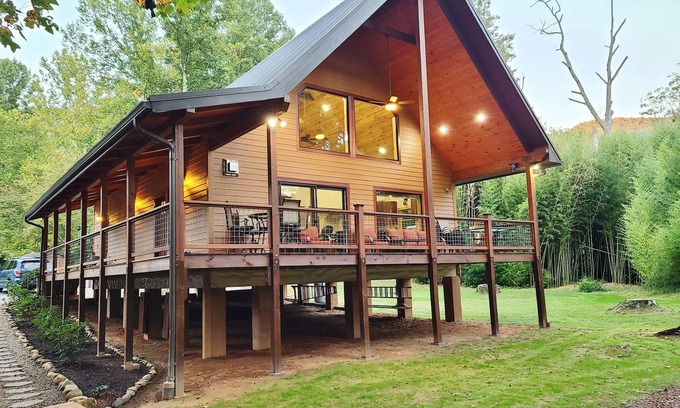 Franklin Casa | Amazing RIVERFRONT Cabin.