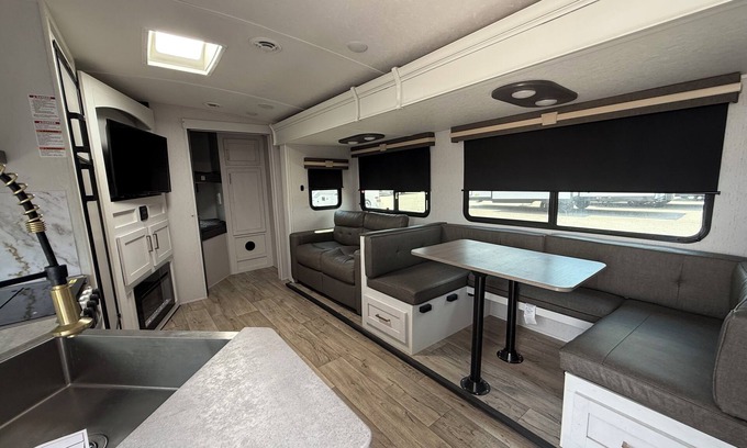 Round Top Casa | Amazing RV with AC in charming Round Top