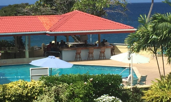 Crown Point Apartamento | Impresionantes vistas al mar desde este apartamento en Store Bay Beach.