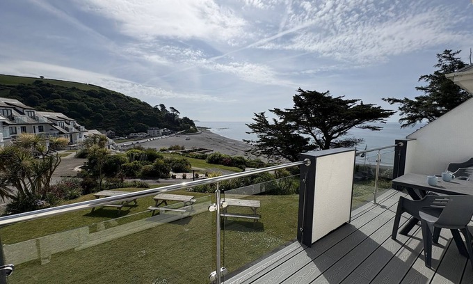 Seaton Apartamento | Amazing Sea Views from the Balcony of this High Spec Apartment