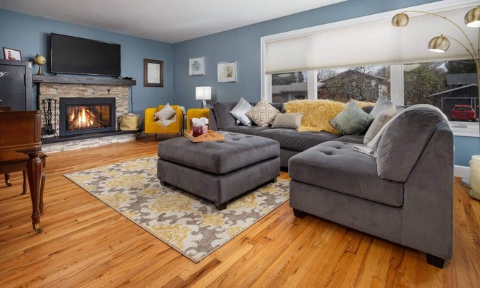 Cedar Hills Casa | Amazing Single Level Suburban Home, Pet Friendly, Fenced Backyard, Close 2 Nike, Shopping, Portland