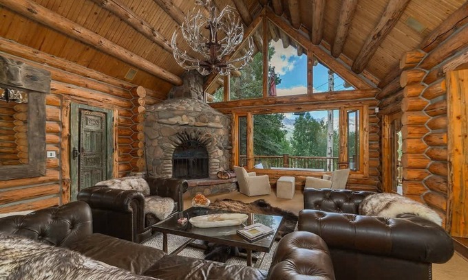 Mountain Village Chalet De Esquí | Amazing slopeside mountain lodge with hot tub