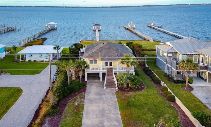 Emerald Isle Cabaña | Increíble sonido frente cabaña con muelle privado y piscina en el suelo!