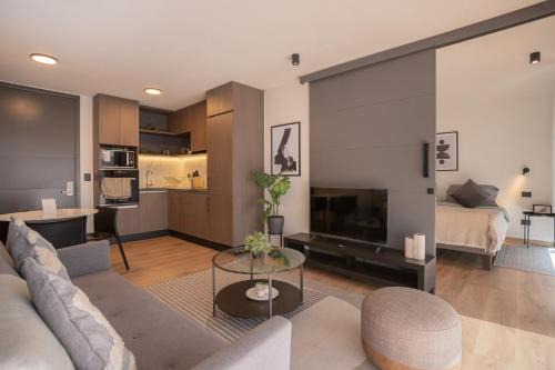 El Golf Apartamento | Amazing space steps from the metro