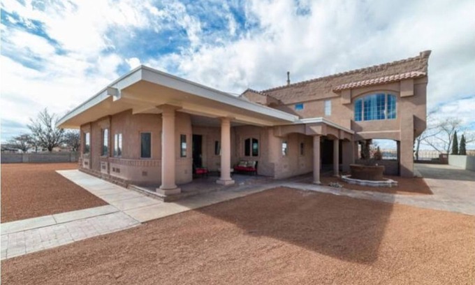 Los Lunas Casa | Amazing Spacious Castle House!