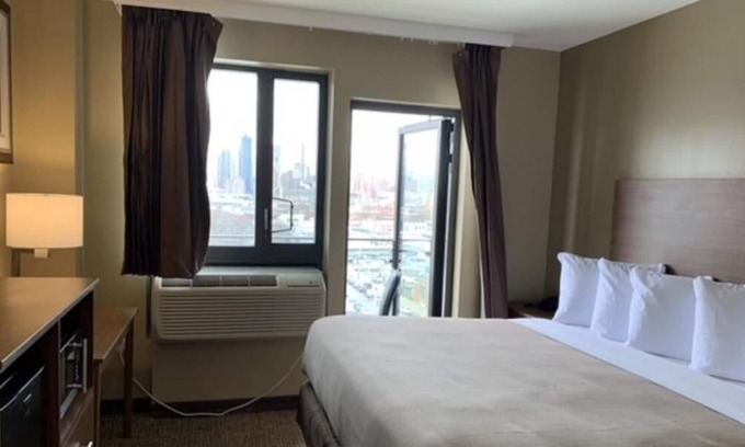 Queens Casa | Amazing Stay in Queens, Comfort & Convenience, Near Museum of the Moving Image