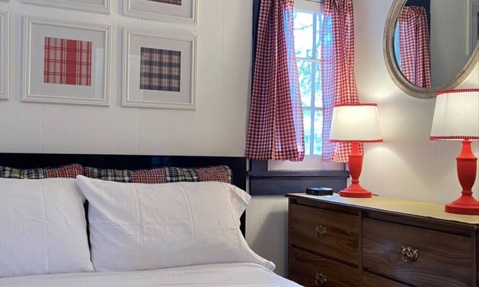St Germain Cabina | Amazing Sunset Views on Romantic Lakefront Cabin