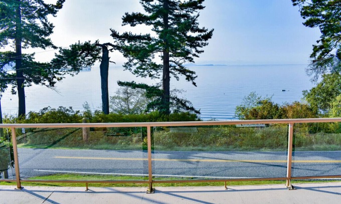 Lummi Island Casa | Amazing sunsets, Stunning views, beach access, cozy house, great deck
