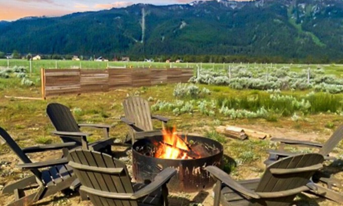 Donnelly Cabina | Amazing Tamarack Resort Views, Hot Tub, Huge Lot!
