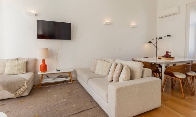Santa Engracia Apartamento | Amazing Terrace River View Apartment by LovelyStay