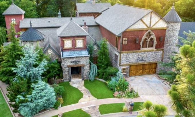 Norman Casa | Amazing unique castle experience “Scarlet Manor” 5 bedroom/ 5 bath