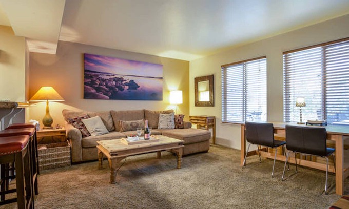 Lake Forest Condominio | Increíble condominio de lujo con piscina, hottub, tenis, 65 "HD TV, WiFi, a pie de la ciudad ...