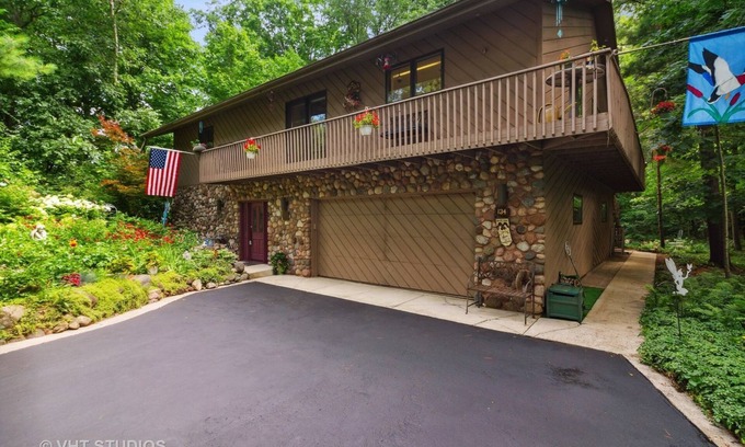 Fontana Casa | AMAZING LAKE GENEVA ABBEY SPRINGS HOME + HOT TUB + 2 GOLF CARTS!