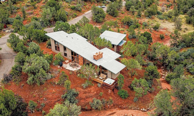 Sedona Casa | ¡Nuevo! Ver hogar con Jacuzzi en zona tranquila rodeada de pinos y rocas rojas!