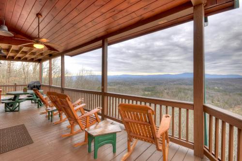 Mineral Bluff Casa | Amazing View - Hot Tub, Game Room, Fire Pit, and Stunning Mountain Views near Blue Ridge - Mineral Bluff, GA