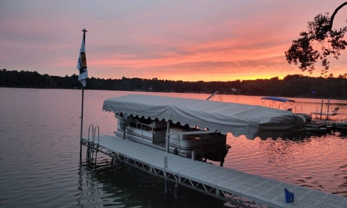 Wautoma Cabina | Amazing view, hot tub, sauna, fireplace, pet friendly, pier, kayaks, paddleboard