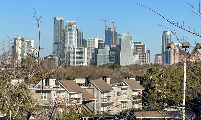 Barton Hills Condominio | Increíble vista del horizonte, a pie de Barton Springs, cerca de todo, estacionamiento gratuito.