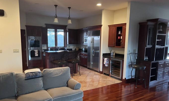 Stockton Casa | Amazing views - 2 King/ 3 Queen 6400 sq ft house 12 Minutes from town and lake