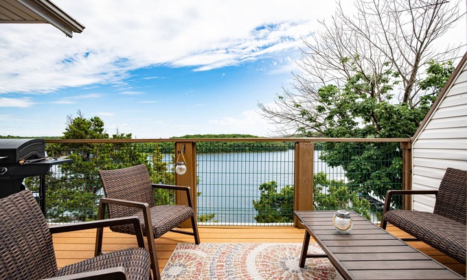 Kaiser Condominio | Amazing Views from Balcony, Loft & Gated Pool