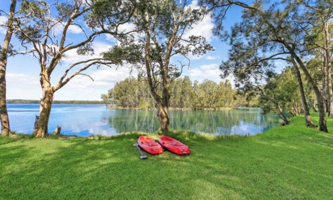 Budgewoi Casa | Amazing views from this lakeside house surrounded by nature and near the ocean