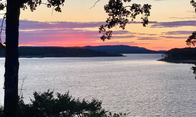 Heber Springs Casa | Amazing Views! “Heber Sunsets” Lakefront w/ access. 4 bdr, 3 king beds, 3 bath.