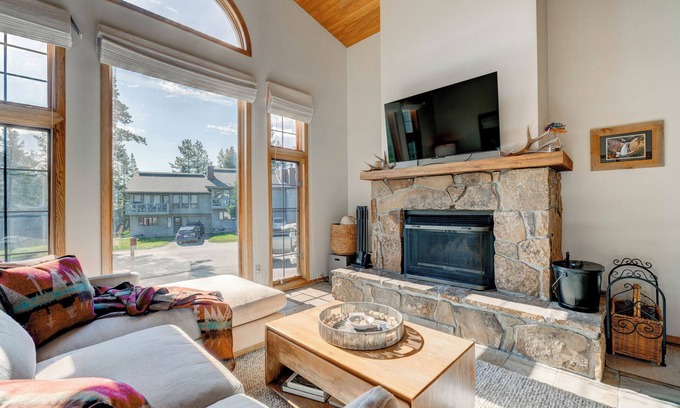 Big Sky Condominio | Amazing Views, Large Balcony, Pool & Hot Tub, Grill, 2-bedroom Condo in Big Sky!