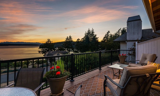 Camano Island Casa | Vistas increíbles, mucho espacio para relajarse con aire acondicionado y juegos tanto por dentro como por fuera