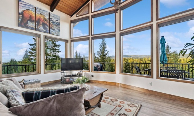 Whitefish Casa | Amazing views! Plus Private Guest House!