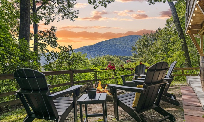 Maggie Valley Casa | Amazing Views with Hot Tub, Pet Friendly, 5 mins to the Parkway