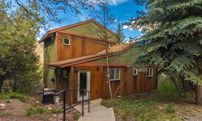 Idlewild Estates Casa | Amazing Views - Wrap-Around Deck - Secluded Home