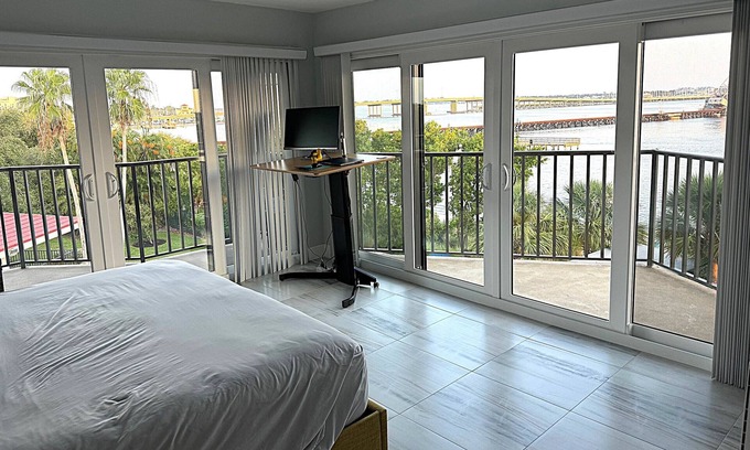 Bradenton Condominio | Amazing water/sunset views, luxury 2BR/2BA PENTHOUSE 9 mi from Anna Maria beach.