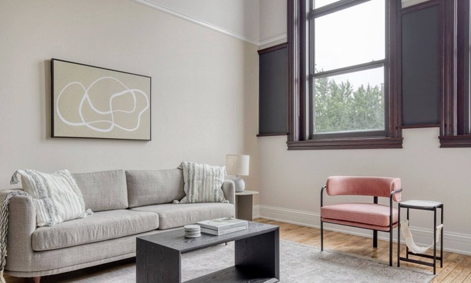 Noble Square Apartamento | Amazing West Town 2BR nr I-90 & Blue Line, by Blueground