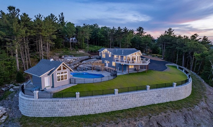 Gilford Casa | AMAZING WINNIPESAUKEE VIEWS Heated Pool Hot Tub AUGUST 30th WEEK SPECIAL