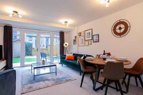 Stoke-on-Trent Casa | Ambassador House by Truestays - Luxury 4 Bedroom House in Stoke-on-Trent