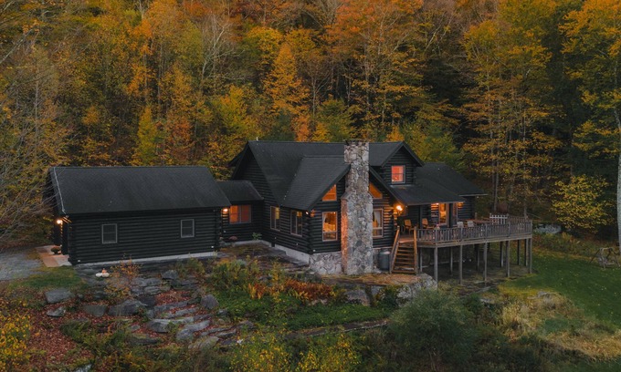 Livingston Manor Casa | Amber Acres Lodge; Spacious Log Cabin with Mountain Views and Lake Access