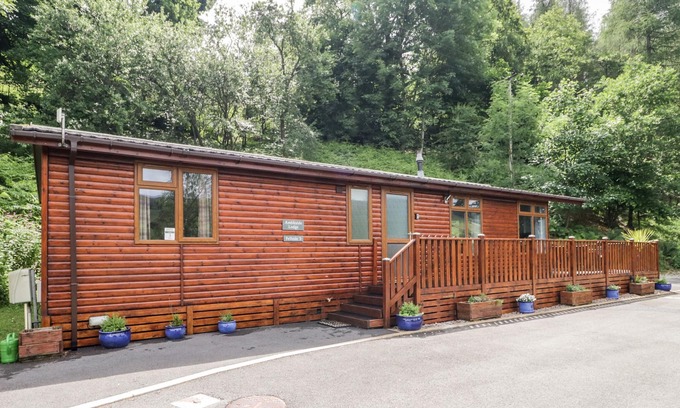 Troutbeck Cabaña | AMBLESIDE LODGE, pet friendly, with a garden in Windermere