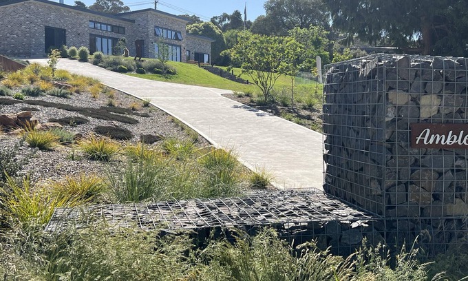 Mount Panorama Casa | Ambleside Retreat - Mt Panorama Racing Circuit. Stay on Conrod Straight!