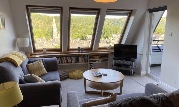 Ambleside Apartamento | Ambleview - fell views with balcony and private parking in central Ambleside.