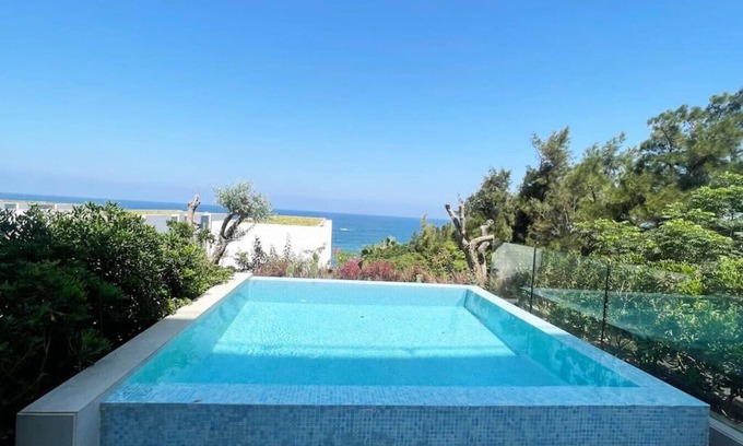 Aamchit Chalet De Esquí | Amchit Bay Beach Residences 1BR w/ Private Pool