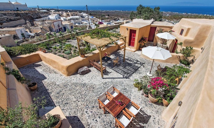Kamari Casa | Amelie Canaves - Residence in the village of Finikia, 15min walk from Oia