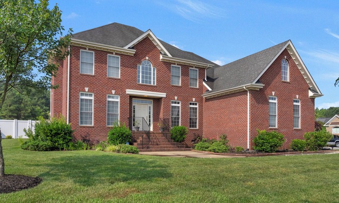 Virginia Beach Casa | American Colonial House near beach waterfront & shopping center