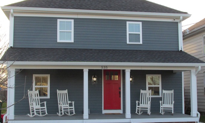 Cape Charles Casa | American Four-Square completamente renovado, fácil de caminar a la playa!