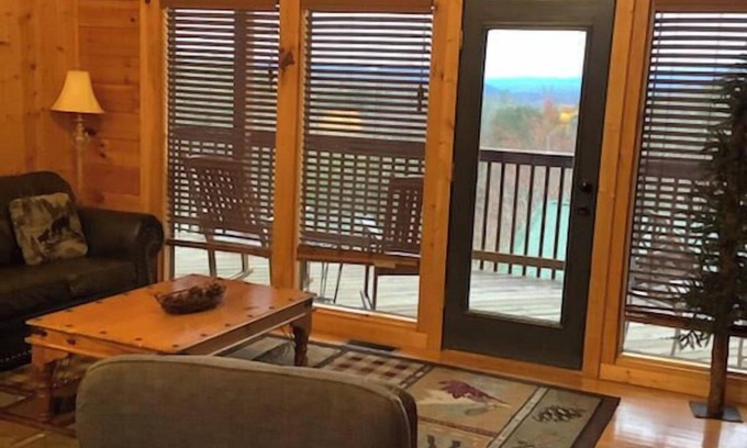 Gatlinburg - Pigeon Forge Complejo | American Spirit is a charming two-bedroom cabin located in Hidden Springs Resort