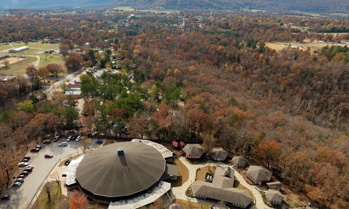 Mountain View Cabina | Americana Cabin in Ozark RV Park in Mountain View - Next to Folk Center!