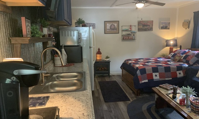 Byrdstown Cabina | Americana Country Cabin - Sleeps 4 - Near Dale Hollow Lake and Parks