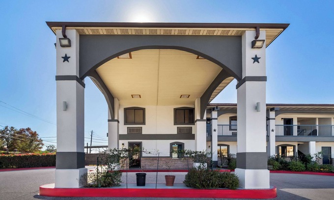 Northside Hotel | Americas Best Value Inn Houston Heights at I-45