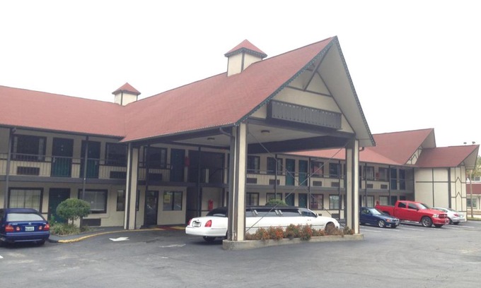 Helen Hotel | Amerivu Inn & Suites - Helen - Downtown