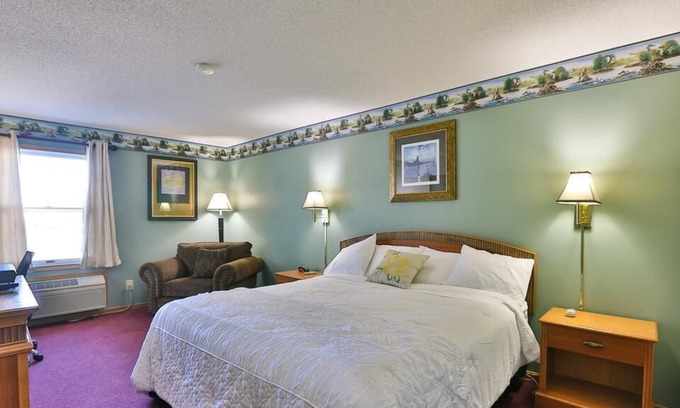New Richmond Casa | AmeriVu Inn & Suites / 1 Cama King